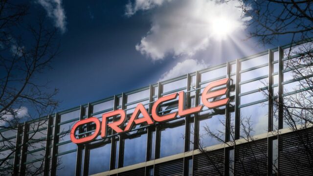 Your Customer Experience News Roundup: Oracle's SEC Filing Names AI in 21,000 Cuts and the Contact Centre Gets a Platform War
